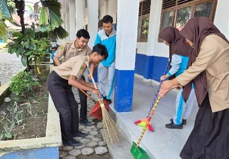Sinergi Gerakan ASRI: SMAN 1 Meulaboh Awali Hardiknas 2026 dengan Senam Bersama dan Aksi Bersih